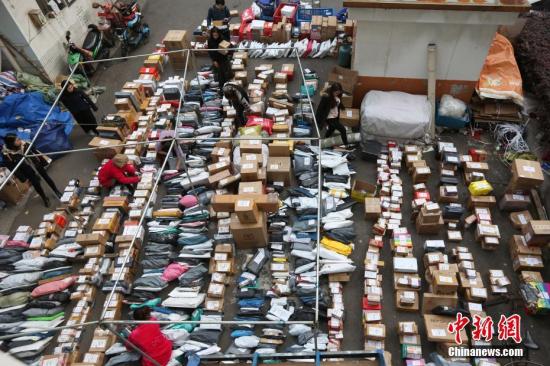 11月14日，南京一高校校園內，大學生在快遞點領取各自的快件。<a target='_blank' href='http://www.chinanews.com/'>中新社</a>記者泱波攝