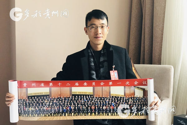 今年兩會(huì),省政協(xié)委員資料袋里 有張一年前的合照